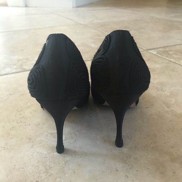 Laundry by Shelli Sagal black satin peeptoe heels - Picture 4 of 8